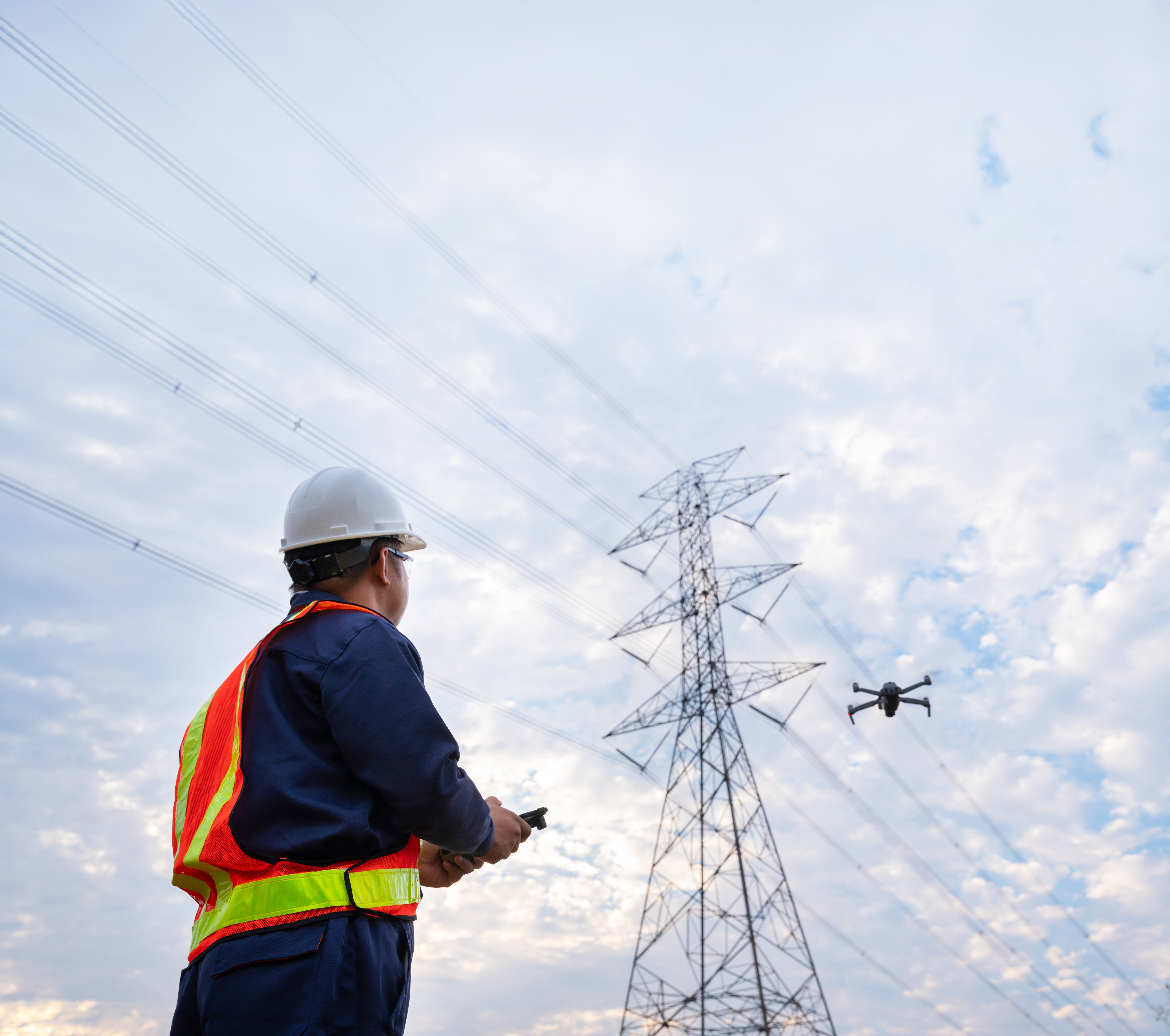 Un inspector revisa con un dron las redes eléctricas utilizando una tecnología impulsada por IA