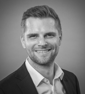 Dr. Simon Monske – Our Expert