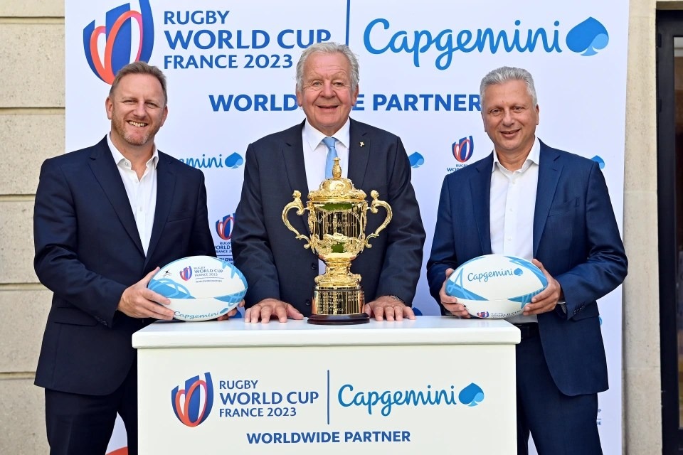 Alan Gilpin, Sir Bill Beaumont e Aiman Ezzat celebrano l’ingresso di Capgemini tra i Worldwide Partner della Coppa del Mondo di Rugby 2023