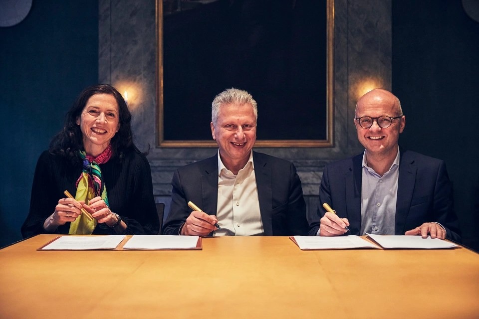Laura Sprechmann, CEO di Nobel Prize Outreach, Aiman Ezzat, CEO di Capgemini, e Vidar Helgesen, Executive Director di Nobel Foundation, in occasione della firma della partnership il 12 novembre 2021 a Stoccolma.