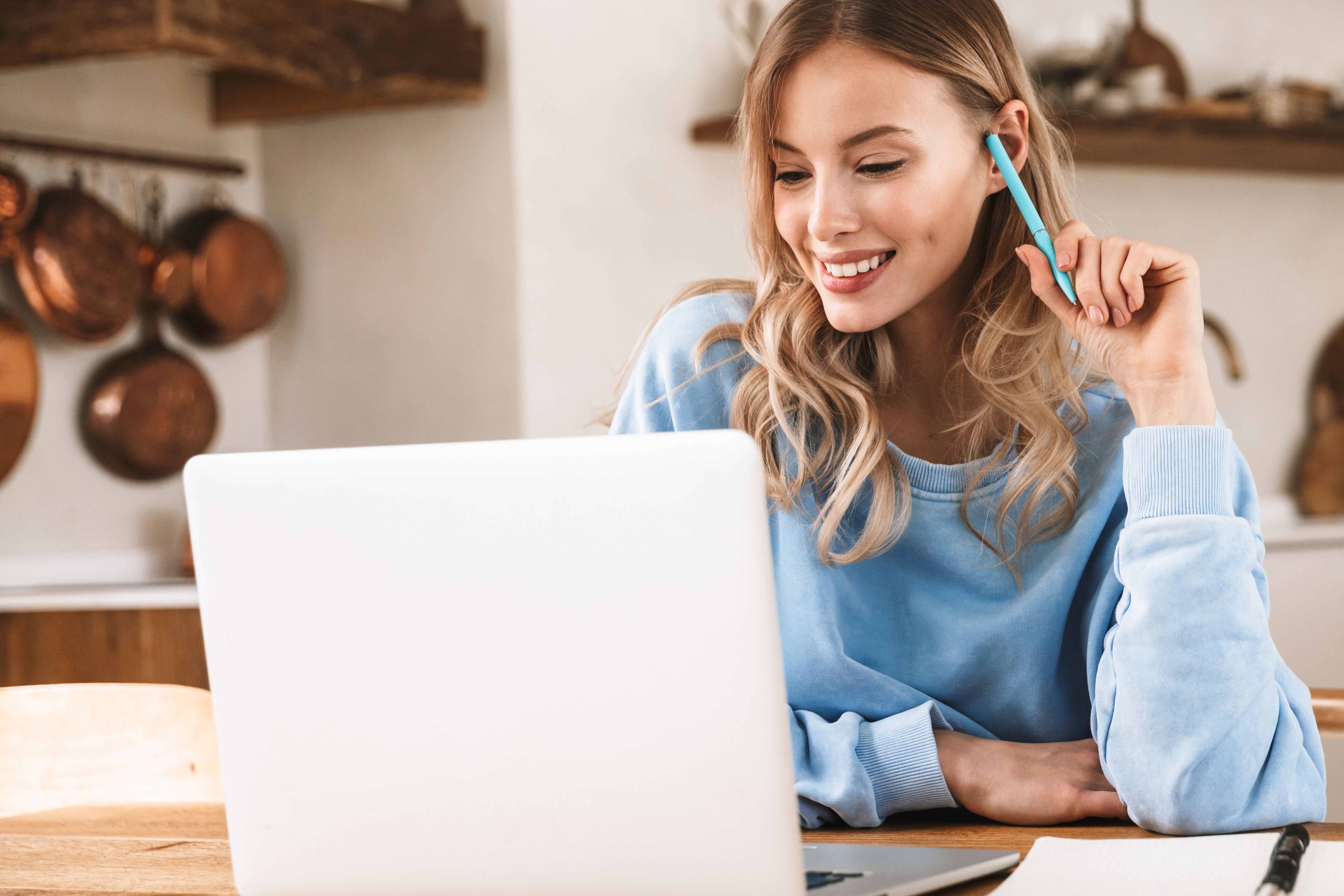 usmiechnieta kobiet pracująca na laptopie