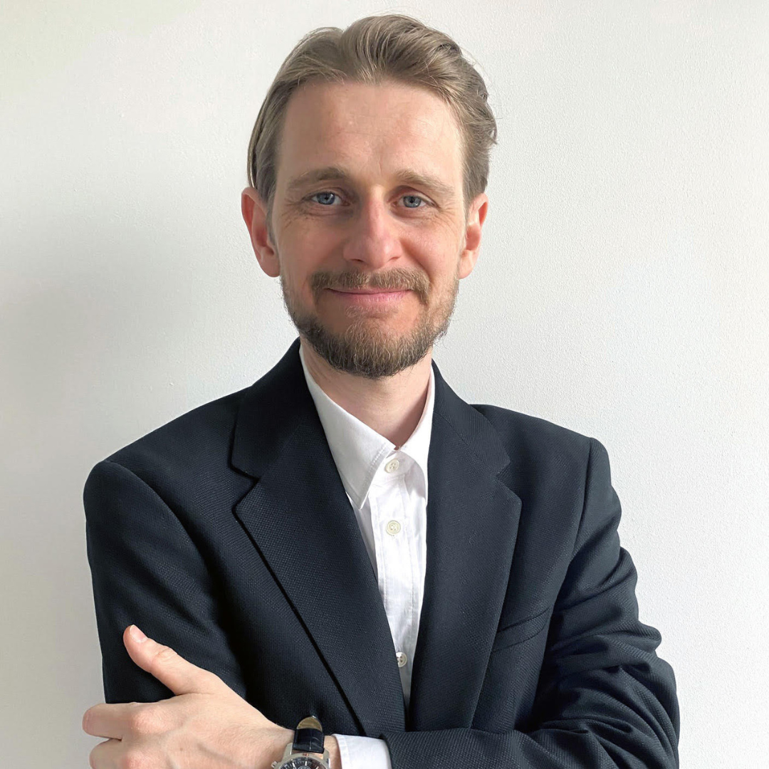 mezczynza z zalozonymi rekoma