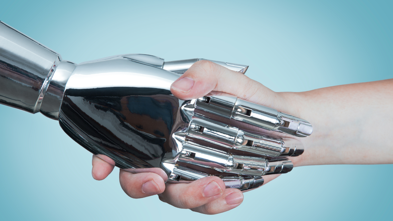 uściśnięte dłonie robota i człowieka
