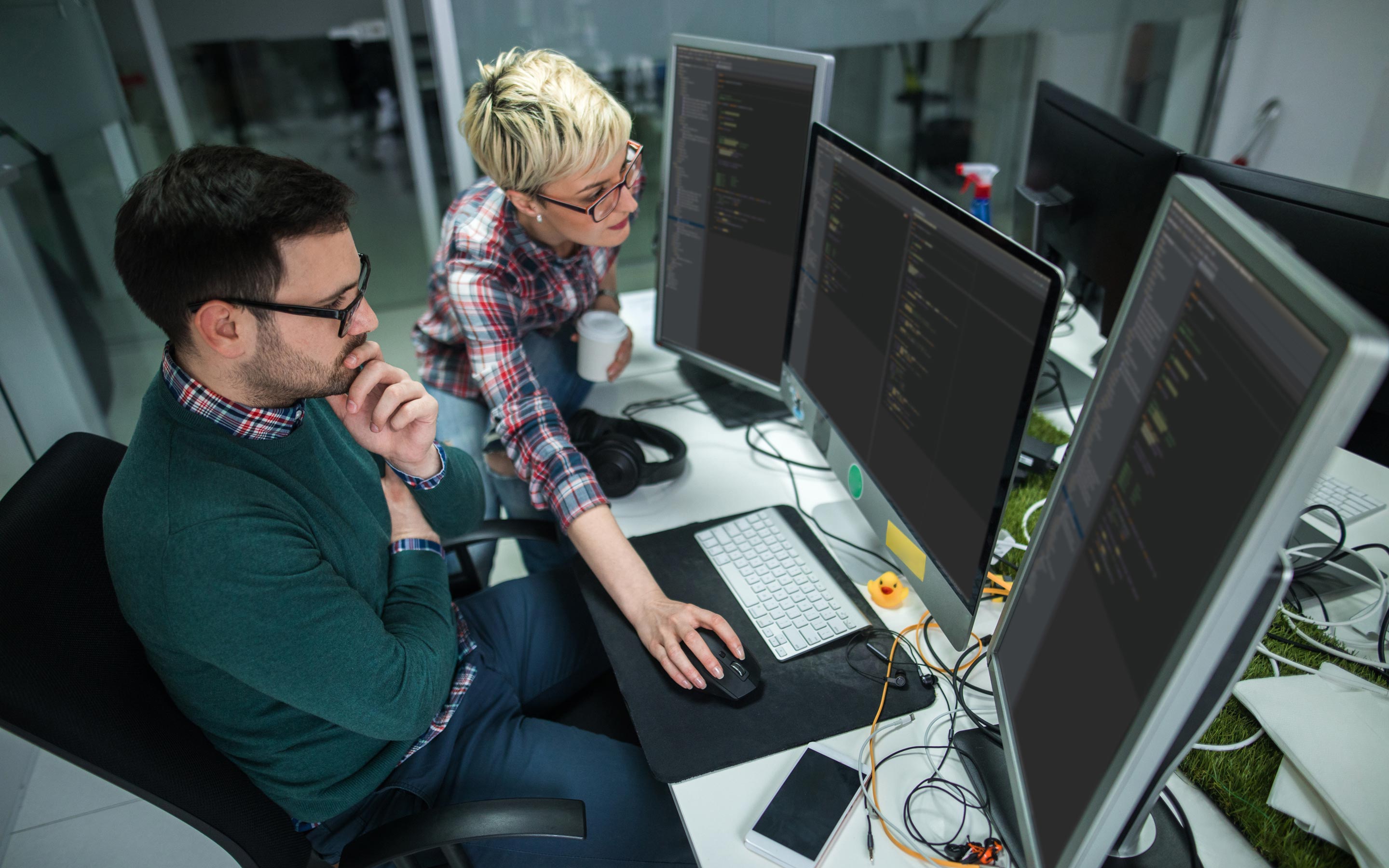 Офисные работники айти компания. Что делают айти компании. Айтишники. Айти компания. Разработчик за компьютером.